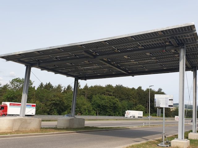 Erste PV-Autobahnüberdachung in Europa