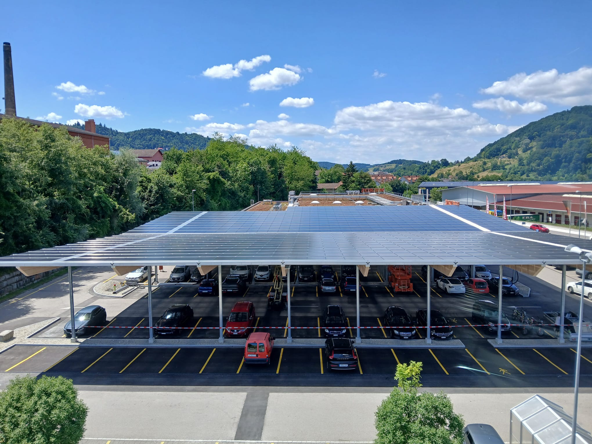 Photovoltaik-Holzcarport Migros Pfungen – Parkplatzüberdachung mit ClickCon PV-Montagesystem, umweltfreundliche Energie für Einzelhandel und Besucher﻿