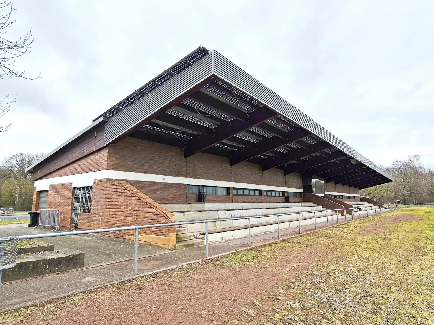 Gesamtansicht der Stadiontribüne in Dietzenbach mit großflächigem ClickPlain Indach-Photovoltaikdach.