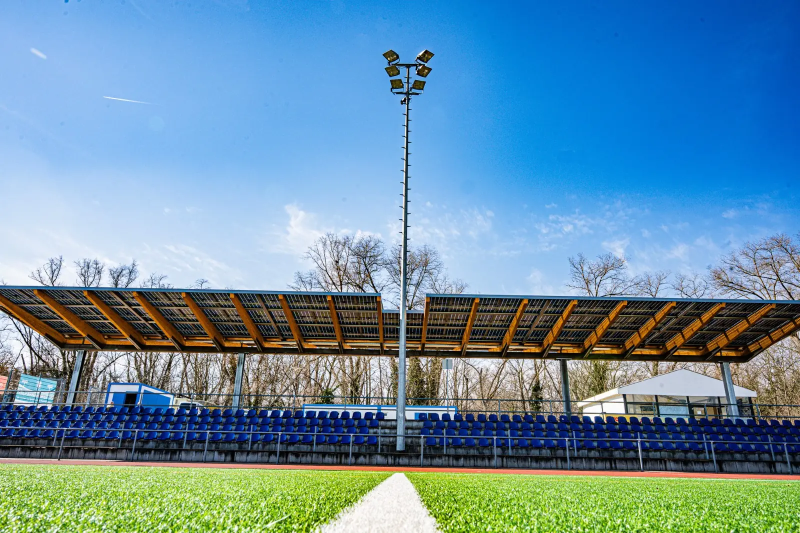 Stadiontribüne in Mainz mit großflächigem Photovoltaik-Dach auf Basis des ClickPlain Indach-Systems.