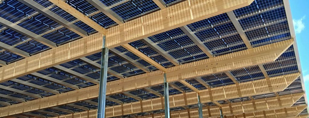 Unteransicht einer Photovoltaik-Überdachung mit Solarmodulen und Montagesystem.