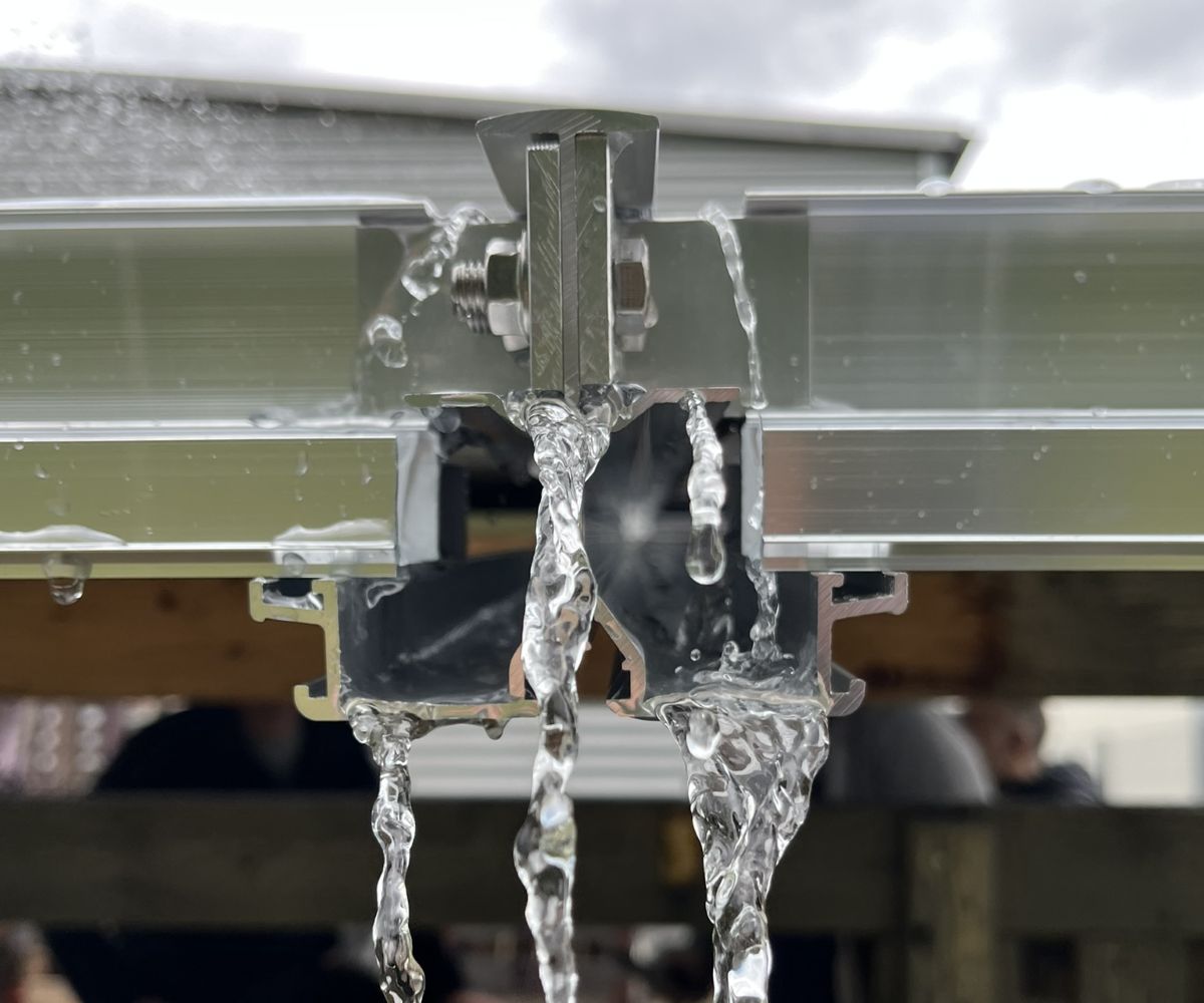 ClickFast PV-Indach-Montagesystem mit Regenabfluss
